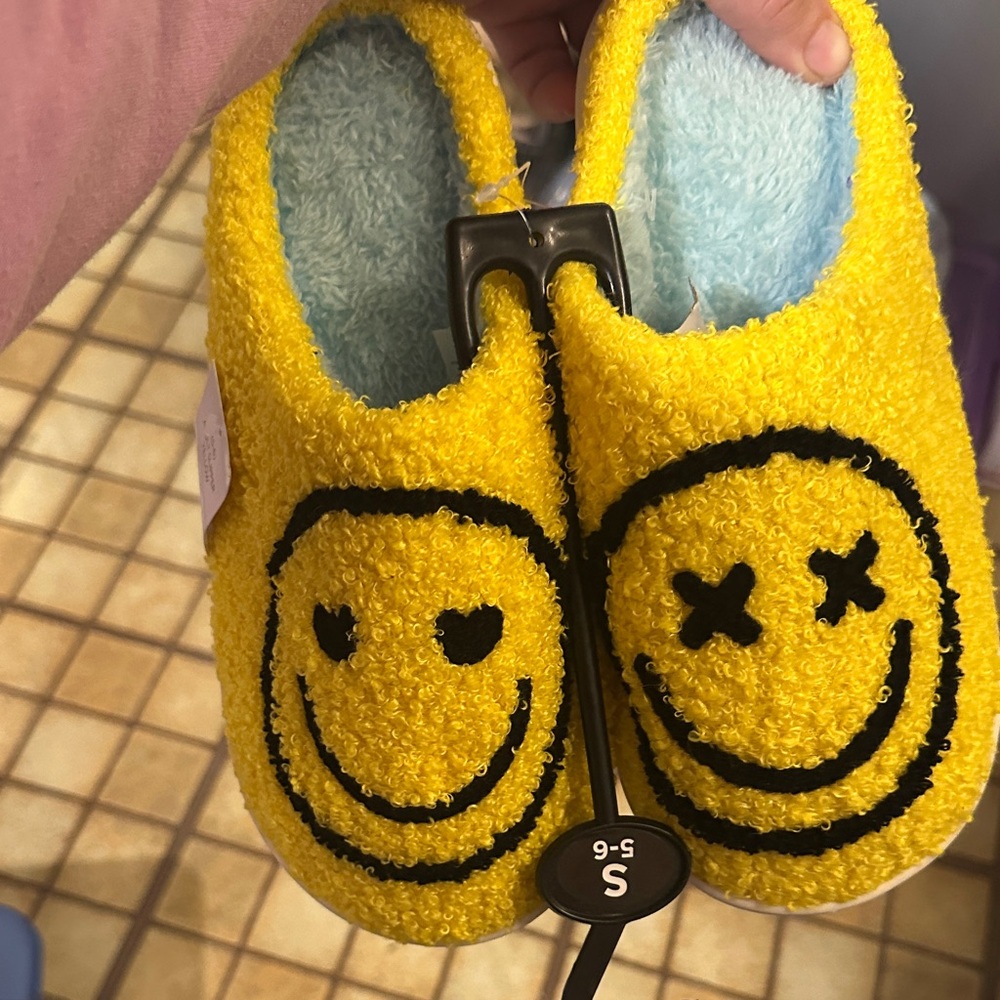 Cozy Yellow Smiley Face Womens Slippers - Picture 8 of 10